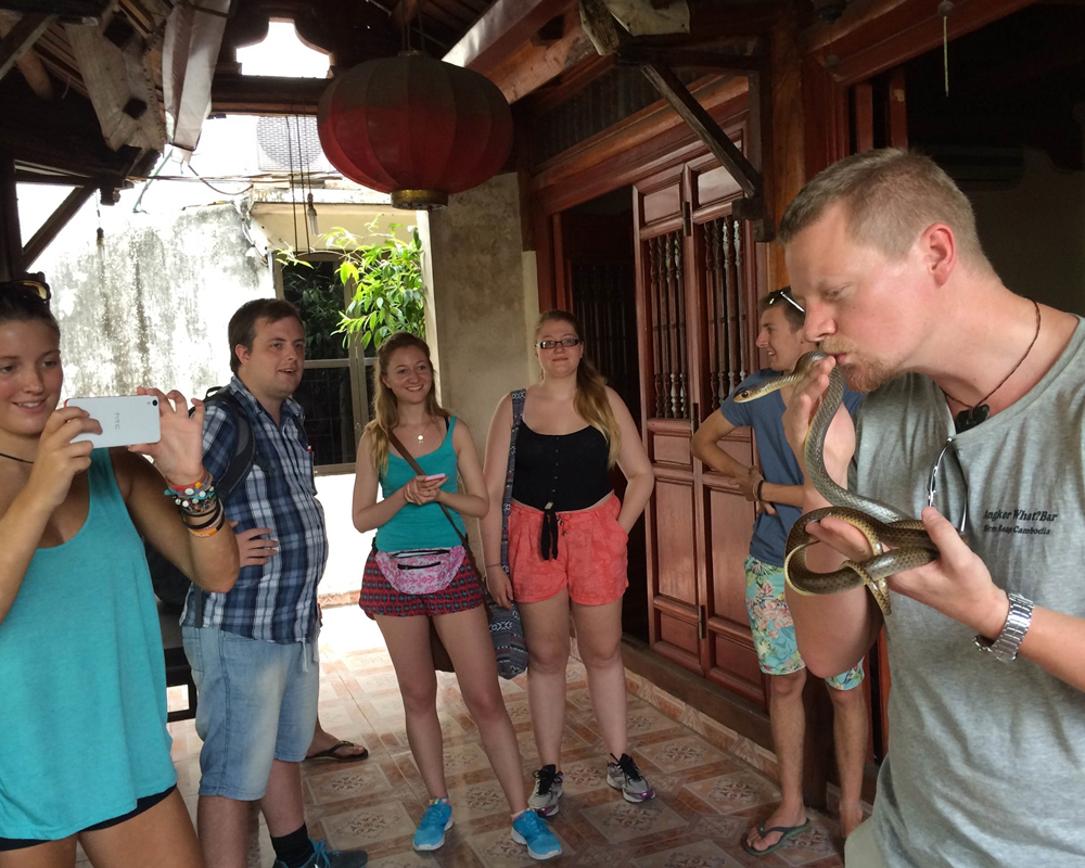 Bat Trang Ceramic Village and Snake Le Mat Village Full Day Trip