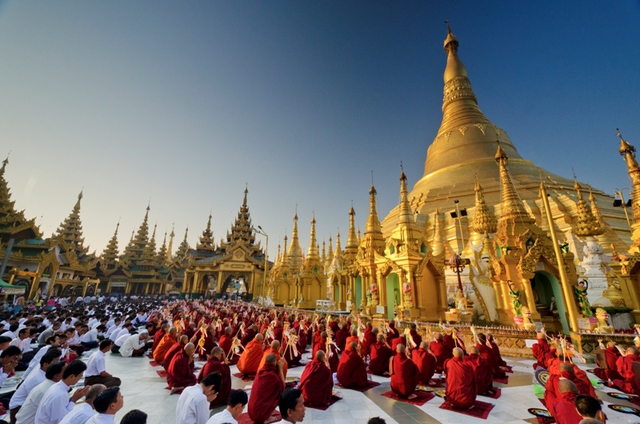 Myanmar tours with 8 days 7 nights with long neck women home