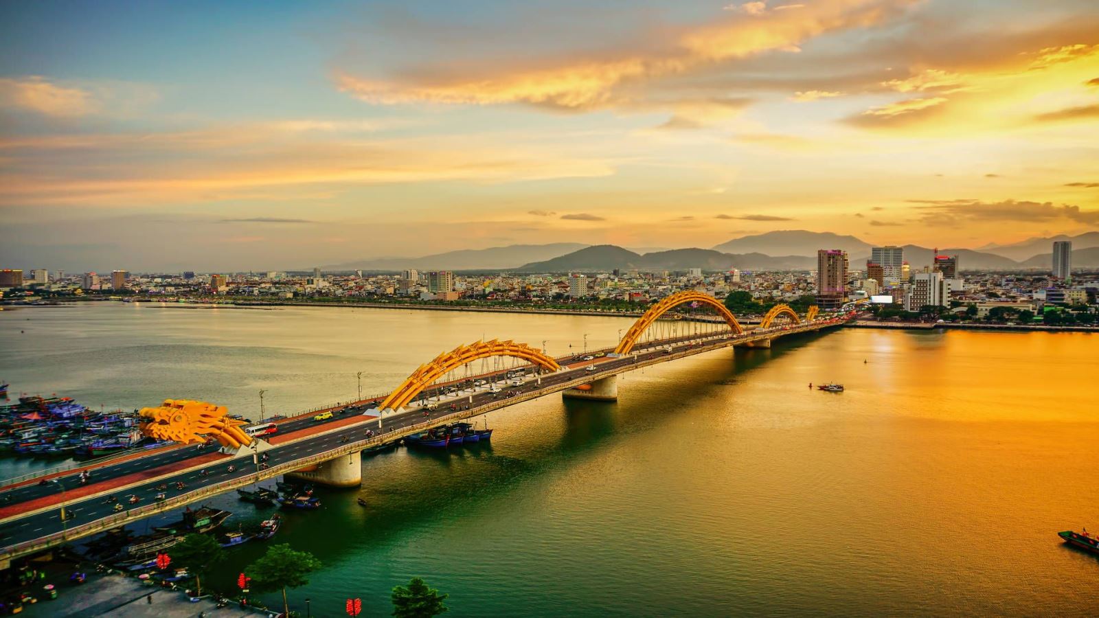golden bridge in the da nang city