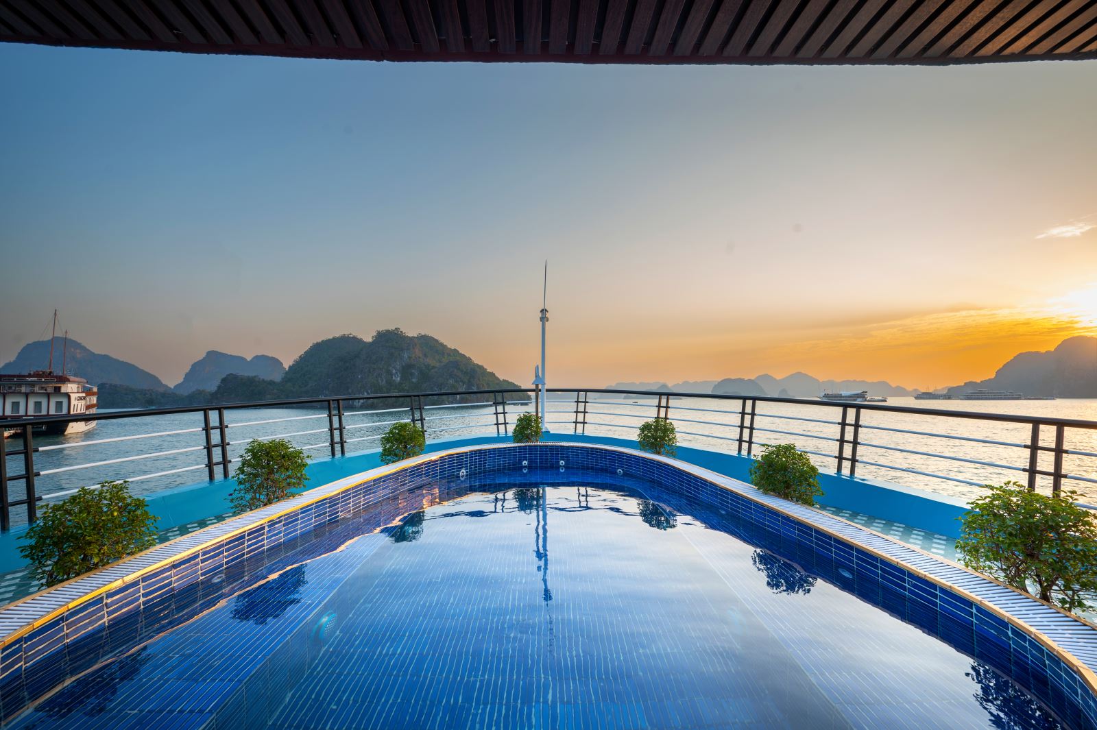 DRAGON PREMIER CRUISE Halong Bay - Lan Ha Bay 7