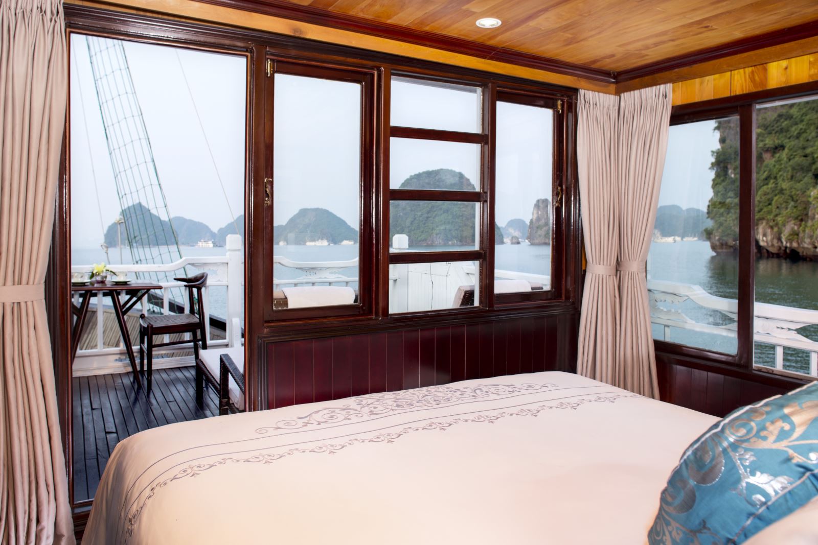 5-star Hera Classic Boutique Cruise / 2 Day 1 Night - Hanoi - Halong Bay Route