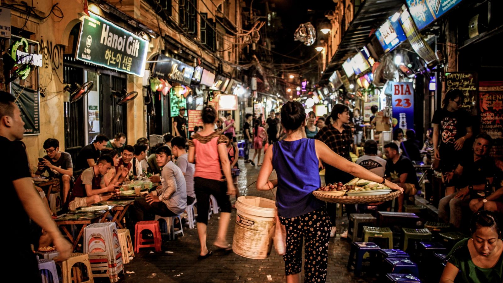 Hanoi Night street - food stands